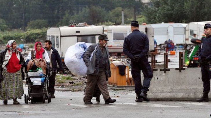 Aproximativ 500 de romi, evacuaţi de autorităţile franceze din oraşele Grenoble şi Paris