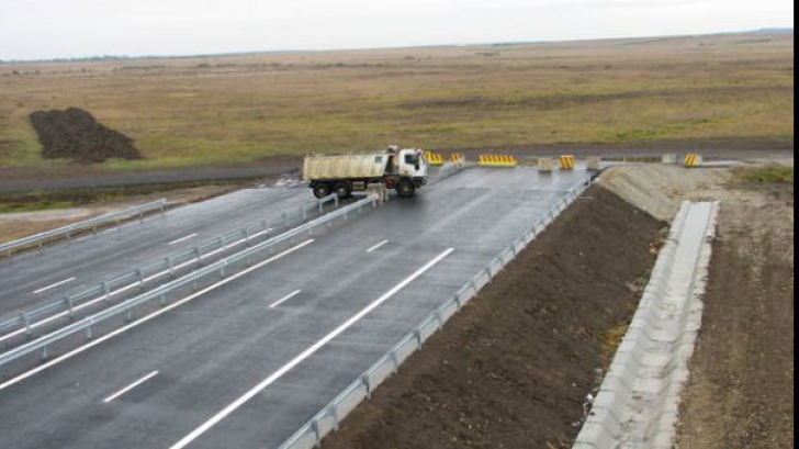România putea construi 274 km de autostradă din supraacciza de 7 cenți