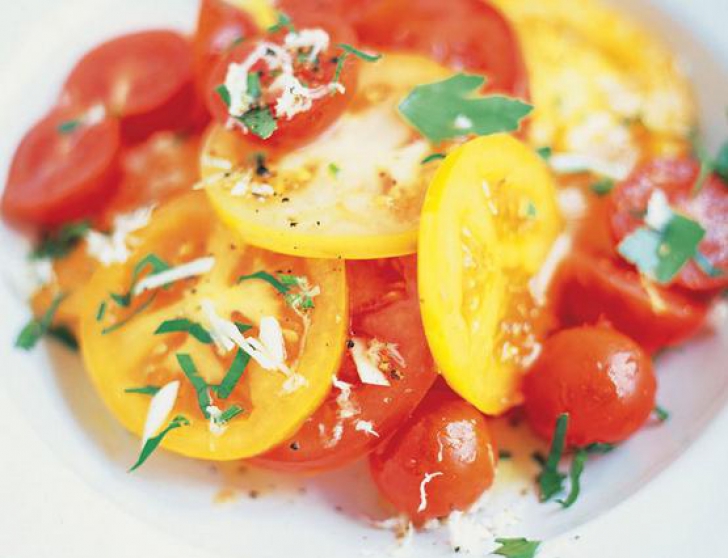 Reţeta zilei: Salată de roşii cu hrean