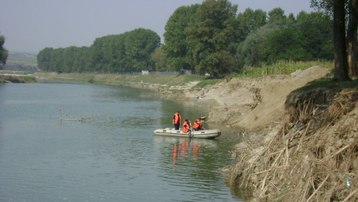 Trupul şefului IPJ Vrancea, "înghiţit" de Siret, după ce şi-a salvat de la înec fiica, a fost găsit