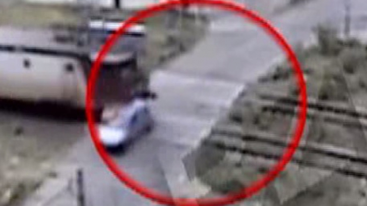 Imagini îngrozitoare: camerele au surprins impactul dintre un tren şi o maşină, la Iaşi