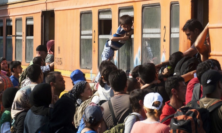 Transport halucinant în Ungaria: Zeci de extracomunitari, duși într-un vagon cu ușile blocate