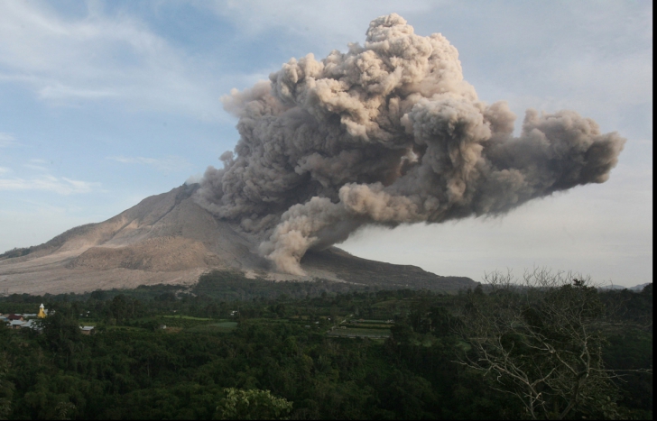 Veşti proaste pentru turişti. Aeroportul din Bali, închis din cauza erupţiei vulcanului Mount Raung