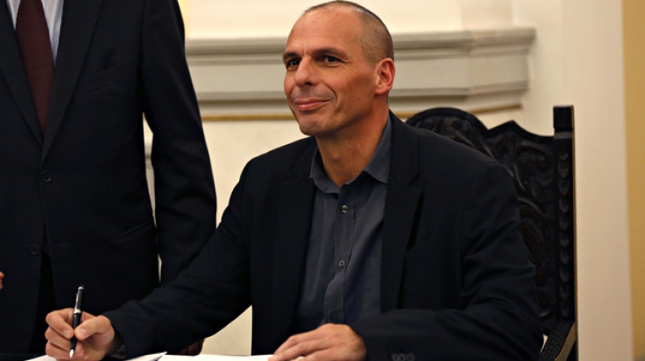 Sondajul care arată că grecii vor spune DA la referendum. Varoufakis: "Mai bine îmi tai mâna.."