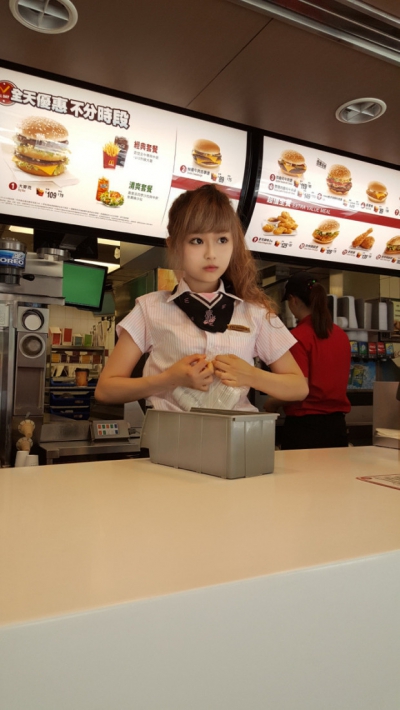 Bărbații se îngrămădesc la McDonalds doar pentru ea. Cum arată vânzătoarea care i-a zăpăcit 