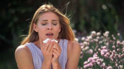 Alergia la praf, simptome la care nu te-ai fi gândit. Metodele naturiste prin care poate fi tratată