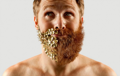 Halucinant! Şi-a ras jumătate din barbă, apoi a fost în stare să-şi facă asta la faţă. Şi nu e tot! / Foto: boredpanda.com