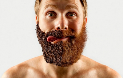 Halucinant! Şi-a ras jumătate din barbă, apoi a fost în stare să-şi facă asta la faţă. Şi nu e tot! / Foto: boredpanda.com