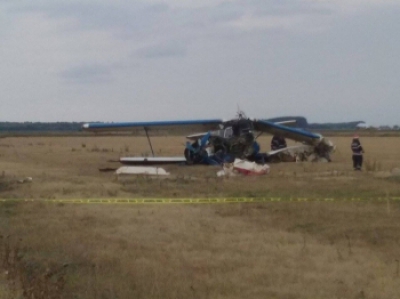 Un avion utilitar s-a prăbuşit la Brăila. Două persoane au fost rănite. Primele imagini