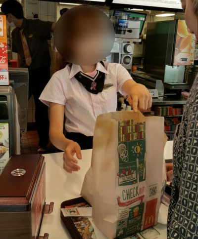 Bărbații se îngrămădesc la McDonalds doar pentru ea. Cum arată vânzătoarea care i-a zăpăcit 