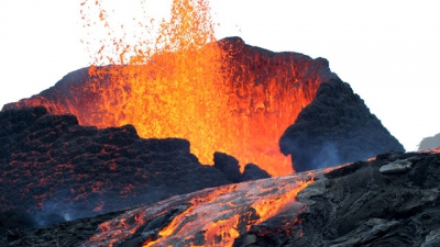 Unul dintre cei mai activi vulcani de pe glob a erupt pentru a patra oară. Imagini spectaculoase 