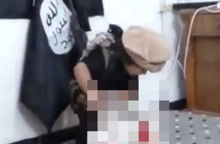 Un băiețel de trei ani, îmbrăcat în ”călăul” Statului Islamic, filmat când decapitează un... - VIDEO