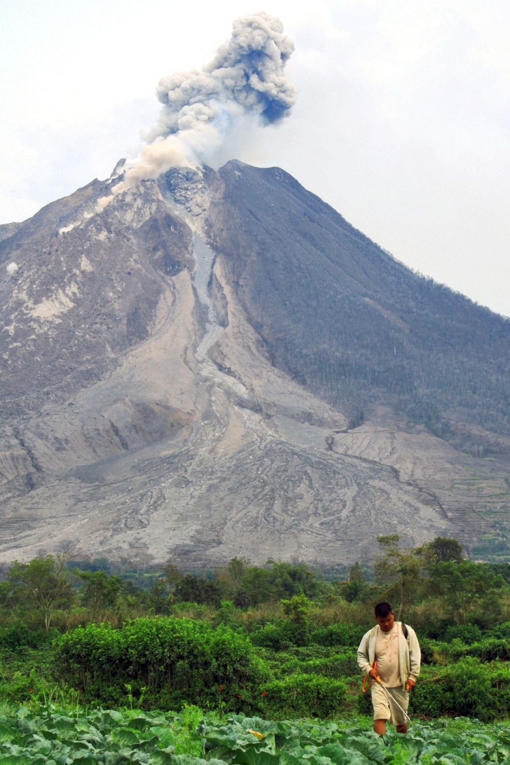 Stare de alertă în Ecuador: a erupt un vulcan stins, după 140 de ani