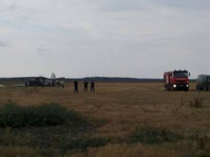 Un avion utilitar s-a prăbuşit la Brăila. Două persoane au fost rănite. Primele imagini
