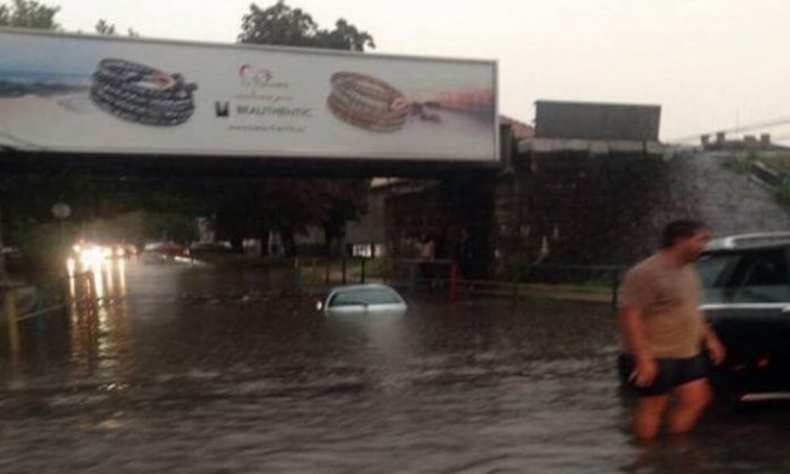 Inundaţii devastatoare în Timişoara! Apa a inundat Mall-ul şi Spitalul de Copii!