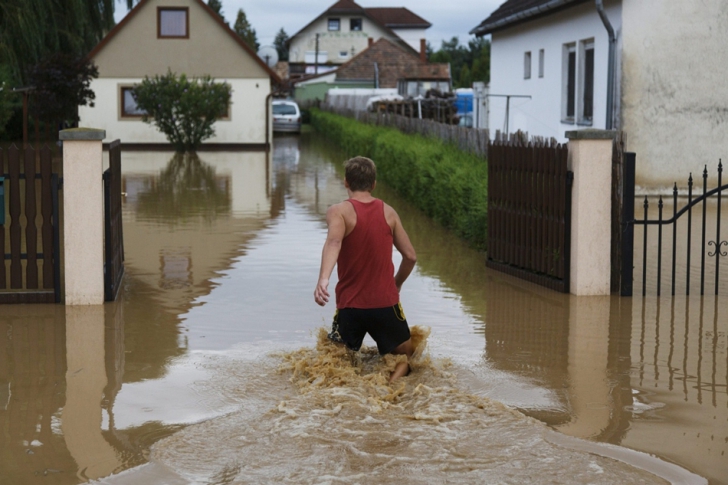 Imagini uluitoare cu inundaţiile din Ungaria: meteorologii spun că furtuna a fost "excepţională"