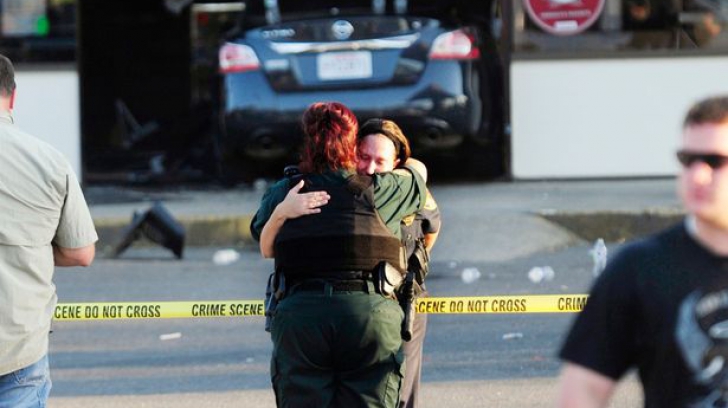O nouă tragedie în SUA: un bărbat a înjunghiat mai multe persoane şi a împuşcat un poliţist