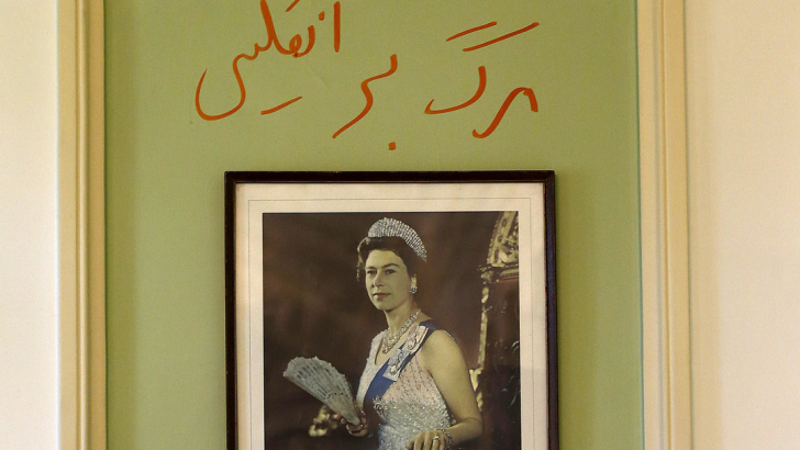 Ce scrie deasupra portretului reginei Elisabeta a II-a, de la ambasada Marii Britanii la Teheran