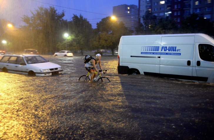 Imagini uluitoare cu inundaţiile din Ungaria: meteorologii spun că furtuna a fost "excepţională"