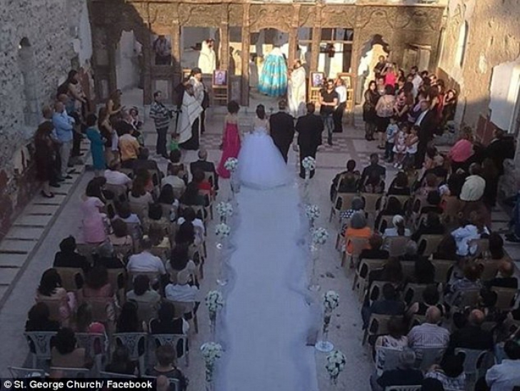 Pare o simplă nuntă, dar imaginile de la căsătorie emoţionează milioane de oameni. Care e motivul 
