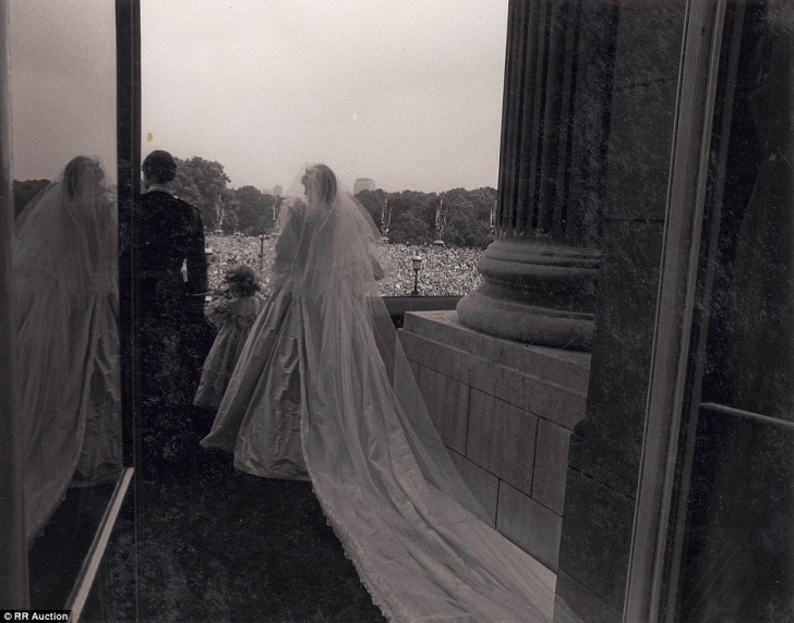 Fotografii nemaivăzute, din culisele nunţii Prinţesei Diana cu Prinţul Charles