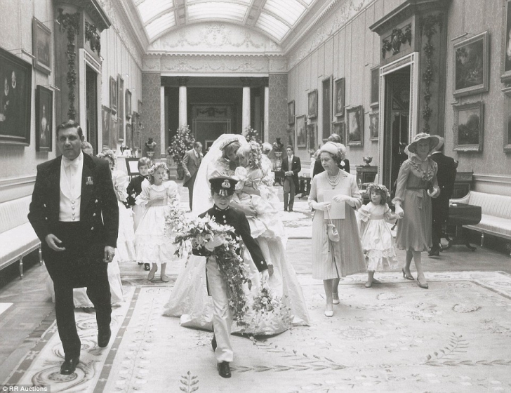 Fotografii nemaivăzute, din culisele nunţii Prinţesei Diana cu Prinţul Charles