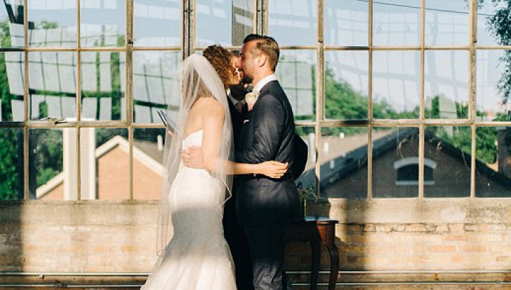 Ce au descoperit doi miri în fotografiile de la nuntă. Nu se așteptau la asta