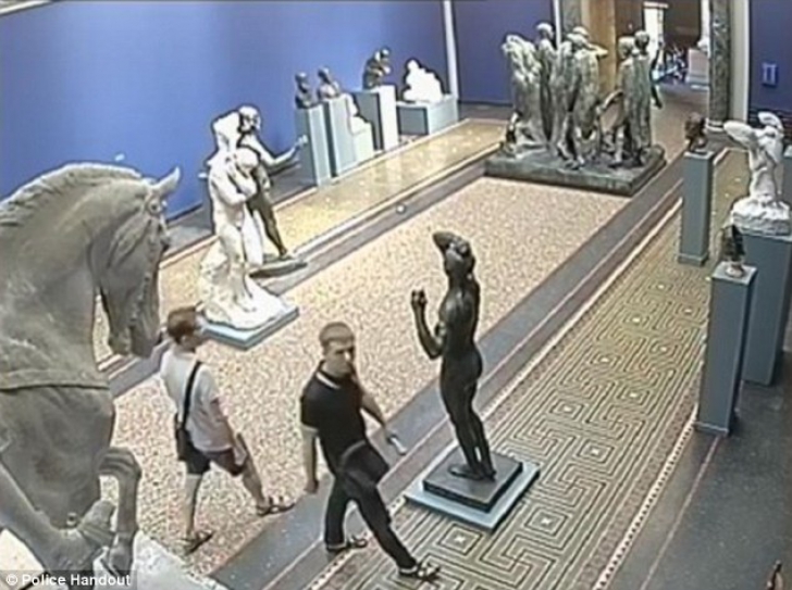 Sculptură de Rodin furată în plină zi, dintr-un muzeu din Copenhaga. Suspecţii: "doi est europeni"