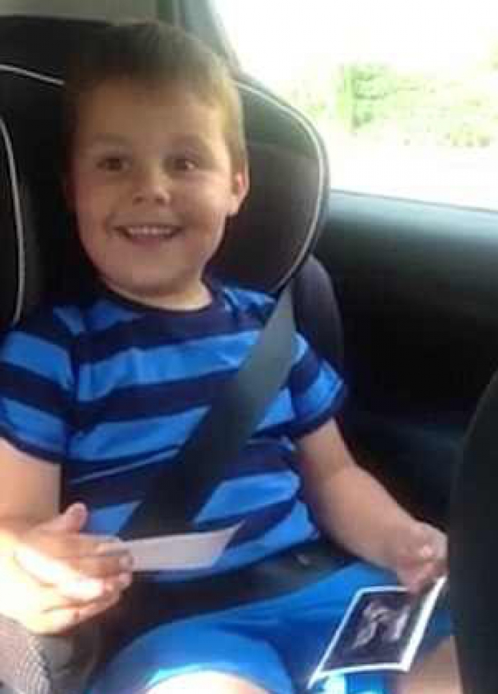 Un băiețel de 5 ani află că va deveni frățiorul mai mare. Reacția lui, de ”milioane” VIDEO