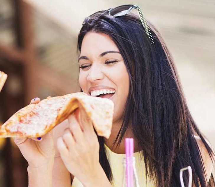 Modul în care mănânci pizza spune totul despre tine