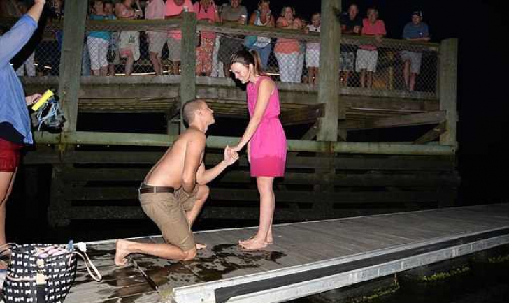 A vrut să-și ceară iubita de soție, dar a scăpat inelul în mare. Ce urmează e incredibil
