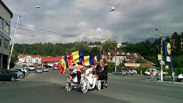 O nuntă a oprit semafoarele într-un oraș din România: Guță, Salam, mașini de lux și doi cai negri