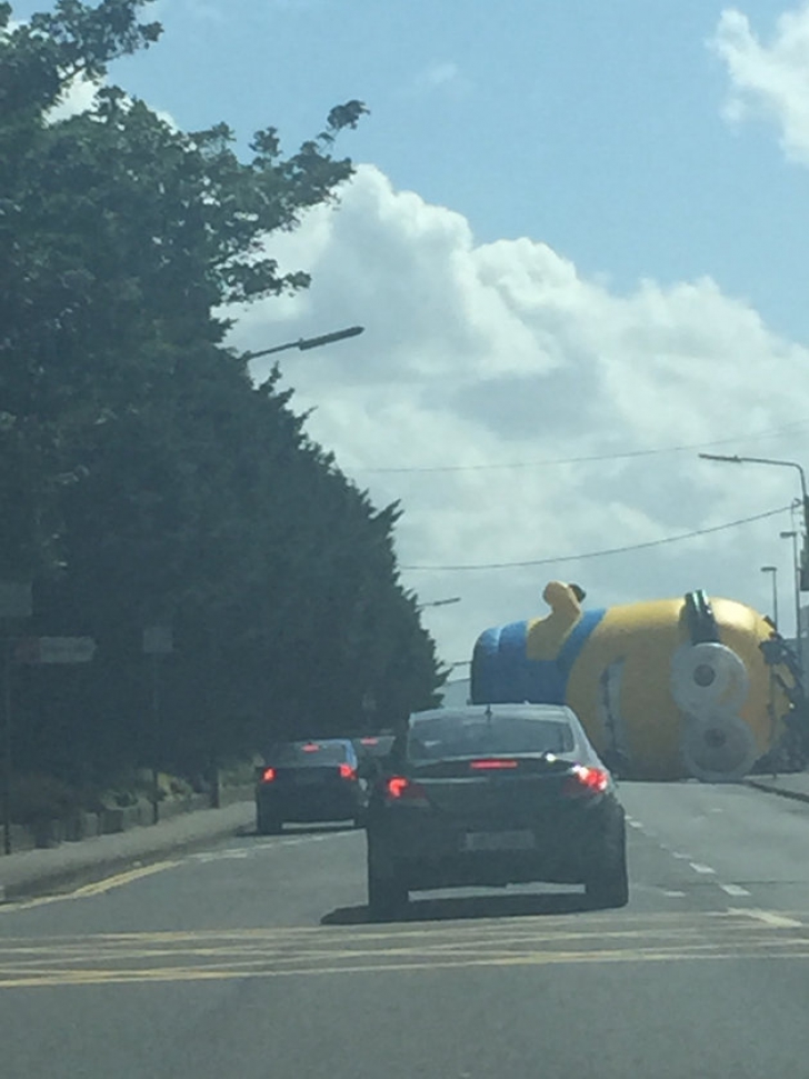 Incident inedit: Un Minion uriaş a blocat traficul în Dublin