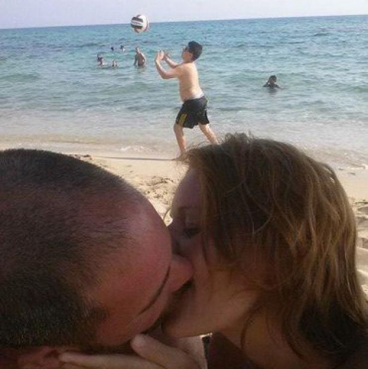 GALERIE FOTO: Ce se întâmplă când un cuplu își modifică în photoshop fotografiile din vacanță