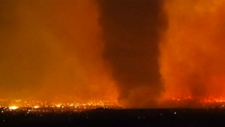 Imagini apocaliptice. O tornadă de 30 de metri ”scuipă” foc în calea ei