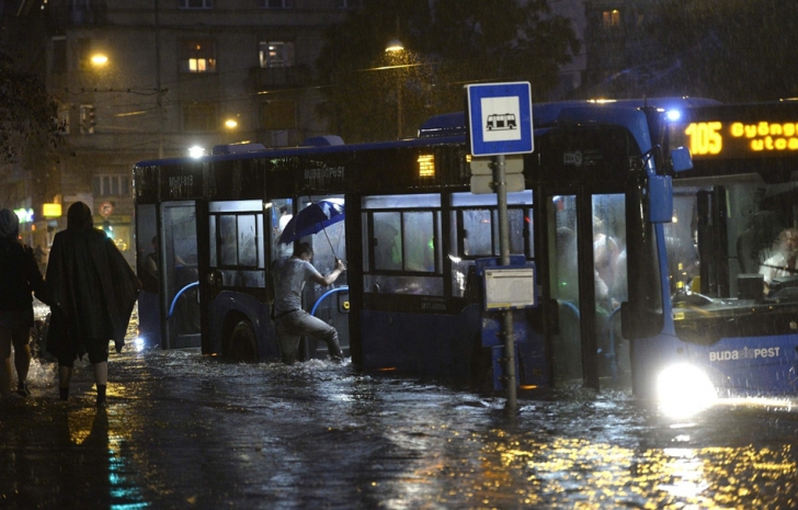 Imagini uluitoare cu inundaţiile din Ungaria: meteorologii spun că furtuna a fost "excepţională"