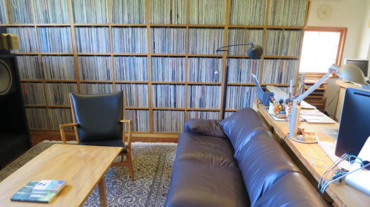 Cum arată biroul în care lucrează scriitorul Haruki Murakami. Pozele au fost publicate pe Internet