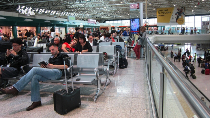 Scandal pe Aeroportul Fiumicino din Roma: Poliţia a intervenit pentru a calma pasageri furioşi