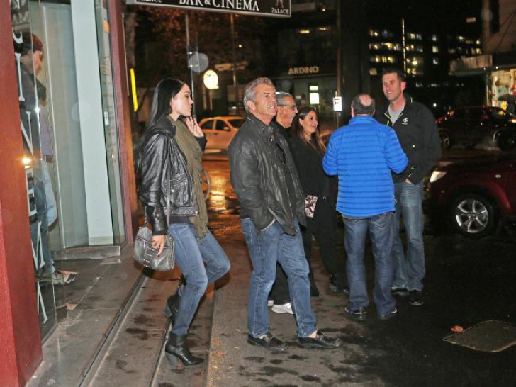 Mel Gibson şi noua sa iubită. Foto: Daily Telegraph Sydney