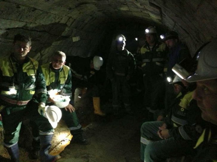 25 de mineri din Bihor, blocaţi la 239 metri sub pământ