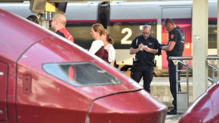Focuri de armă într-un tren din Franța: trei persoane, rănite. Atacatorul a fost reținut