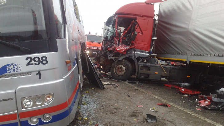 Accident grav în Arad: Două autobuze cu muncitori au fost lovite de un TIR