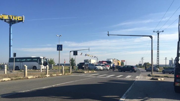 Accident grav la ieșirea din Timișoara. Trei persoane, rănite. Ce a putut face o șoferiță de 19 ani