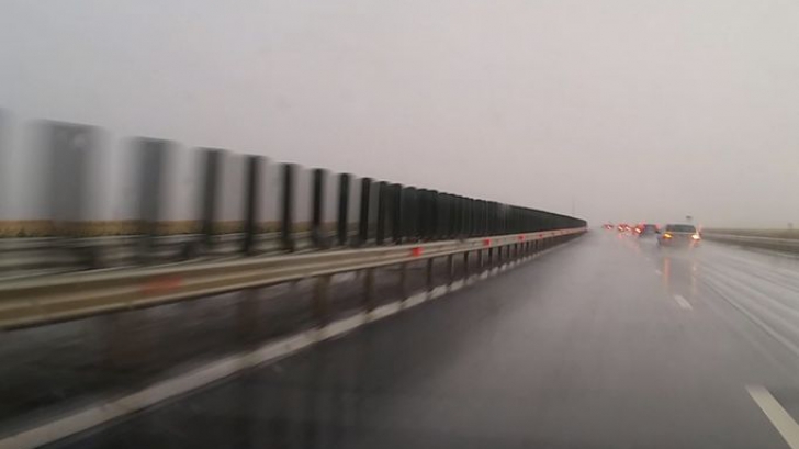 Furtună în vestul țării. Mai mulți stâlpi de pe autostradă Arad-Nădlac au fost smulși de vânt 