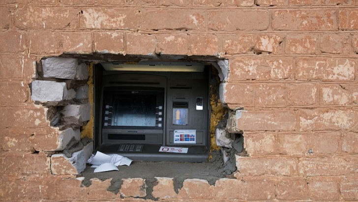 Jaf ca-n filme în Bucureşti! Patru bărbaţi au furat un bancomat într-un minut