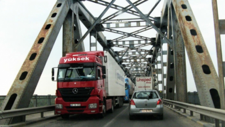 Un şofer român a lovit cu maşina un poliţist bulgar la intrarea pe podul de la Ruse