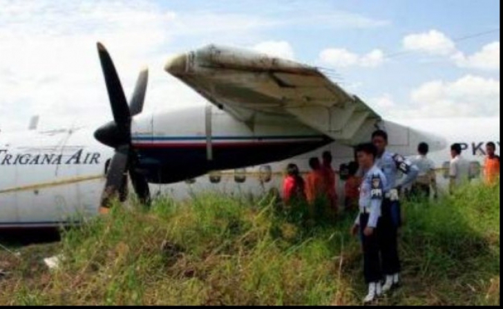 Avionul prăbuşit în Indonezia transporta o mică comoară! Câţi bani s-au găsit la bordul epavei!