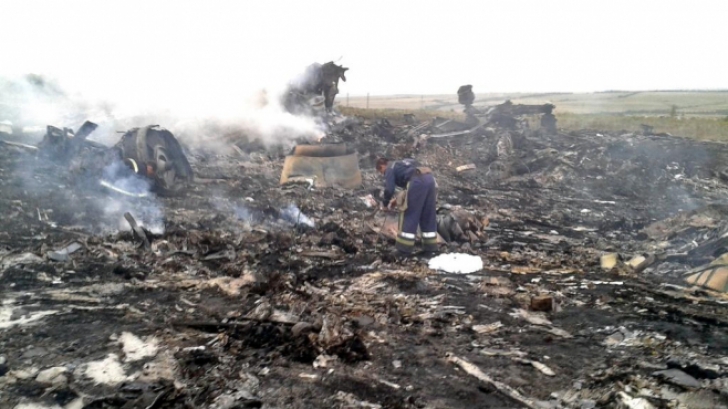 Avionul prăbuşit în Ucraina. S-au găsit fragmente din racheta BUK care ar fi doborât avionul MH17