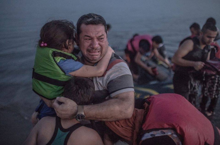 A ajuns la ţărm, avea copiii în braţe şi a izbucnit în hohote de plâns. Drama lui, cutremurătoare 