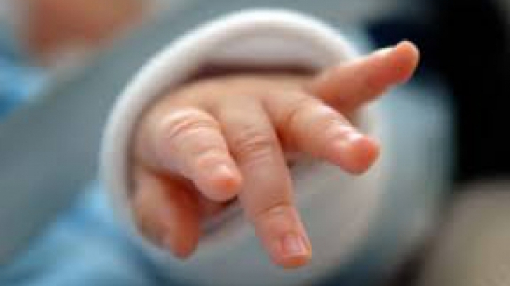Bebeluş de 2 luni internat de urgenţă la spital, în Craiova. Ce a dat-o de gol pe mama copilului